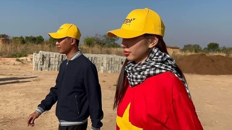 Hình ảnh Hoa hậu Thùy Tiên giản dị, thân thiết với vlogger Quang Linh khi kết hợp làm thiện nguyện