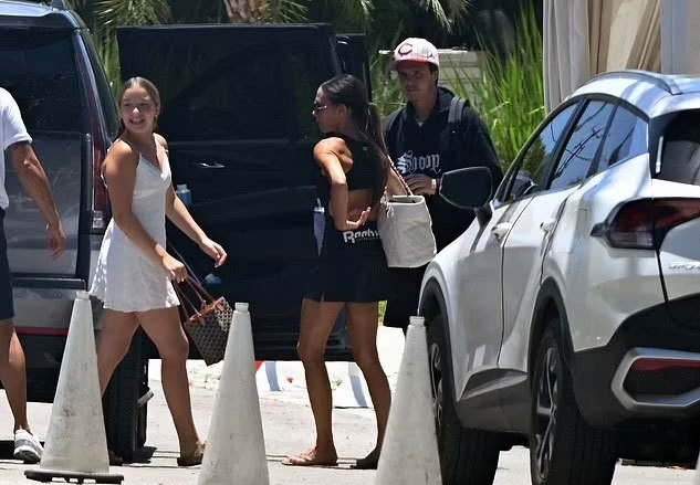 Cô út nhà cựu danh thủ David Beckham cười nói vui vẻ, tung tăng đi lại gần mẹ và anh trai. Truyền thông Anh bình luận, mẹ là một nhà thiết kế có tiếng cũng là một biểu tượng phong cách nên không ngạc nhiên khi Harper tiếp bước mẹ trong làng thời trang. Cựu ca sĩ nhóm Spice Girls cũng được biết đến với bộ sưu tập loạt túi hàng hiệu. Cô út nhà cựu danh thủ David Beckham cười nói vui vẻ, tung tăng đi lại gần mẹ và anh trai. Truyền thông Anh bình luận, mẹ là một nhà thiết kế có tiếng cũng là một biểu tượng phong cách nên không ngạc nhiên khi Harper tiếp bước mẹ trong làng thời trang. Cựu ca sĩ nhóm Spice Girls cũng được biết đến với bộ sưu tập loạt túi hàng hiệu.