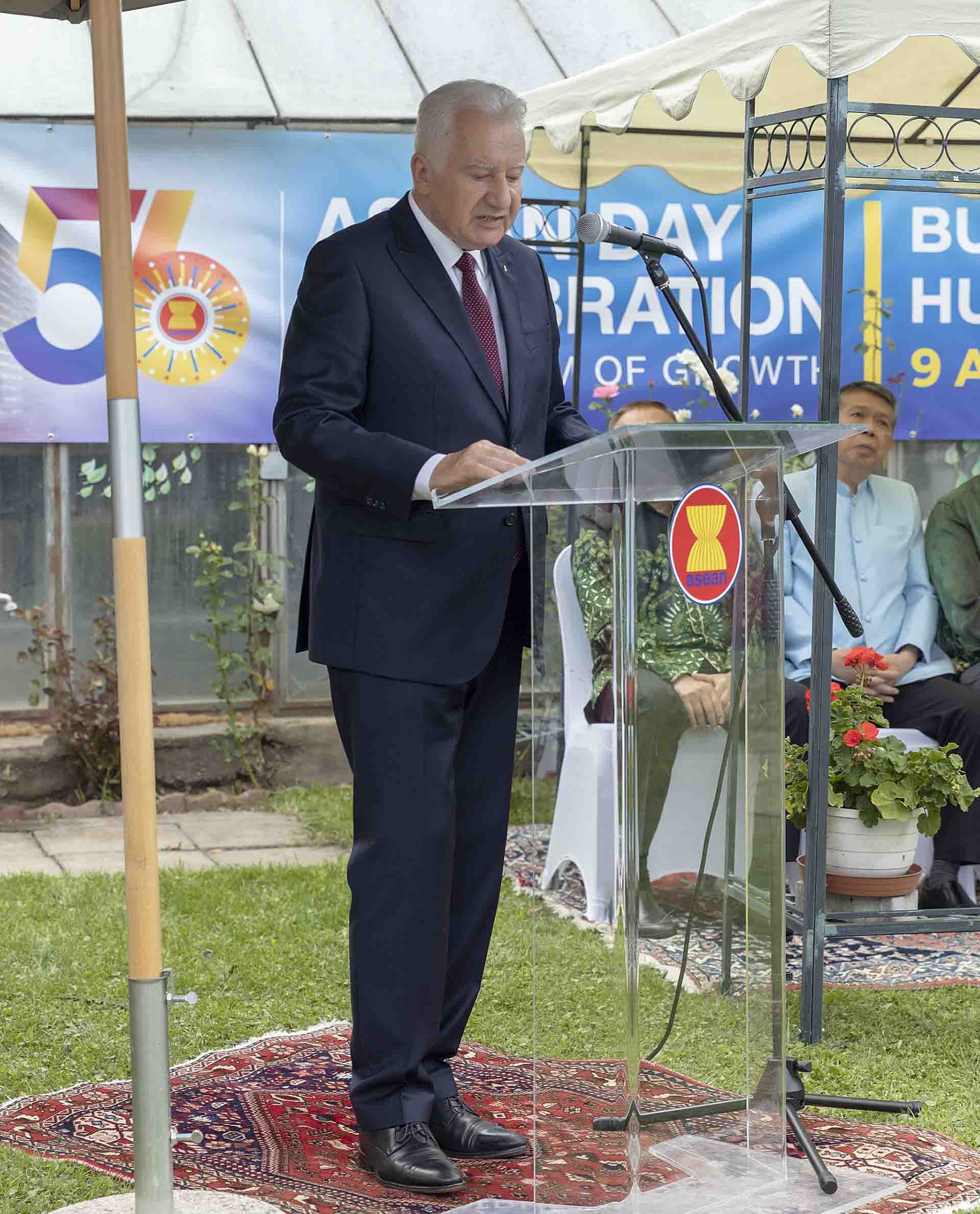 Phó Chủ tịch Quốc hội Hungary István Jakab phát biểu.