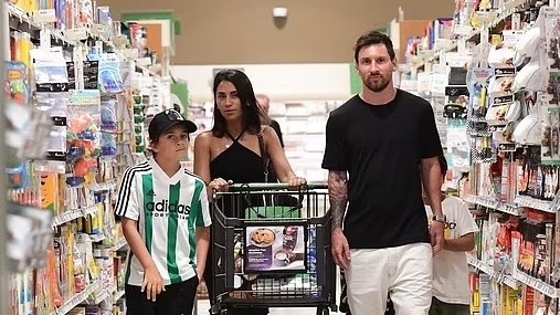 Vợ siêu sao Lionel Messi nhận nhiều lời khen xinh đẹp, đảm đang và thân thiện