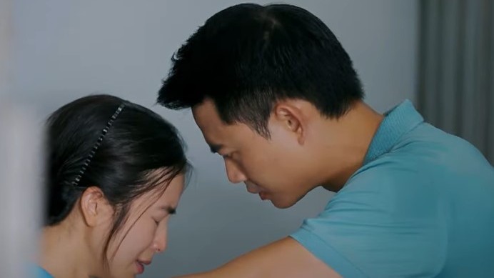 Làng trong phố tập 10: Hiếu tận mắt thấy vợ đang bên cạnh người đàn ông khác...