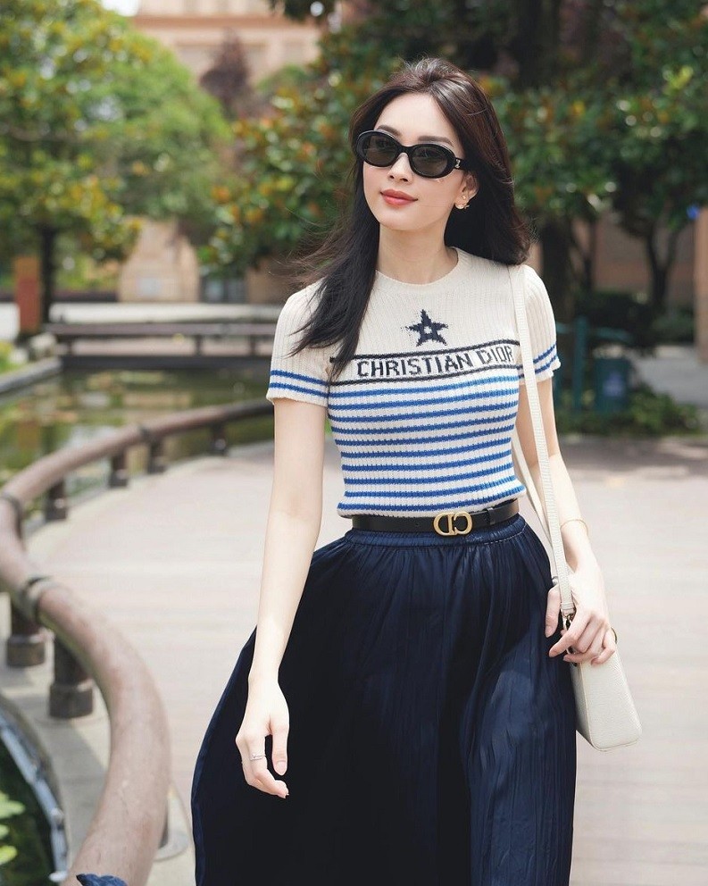 Để mix cùng mẫu áo xa xỉ, Đặng Thu Thảo chọn chân váy midi thanh lịch và thắt lưng bản nhỏ, túi xách cùng thương hiệu. Nhiều khán giả khen bà mẹ hai con ngày càng nhuận sắc, gu thời trang cũng thăng hạng. 