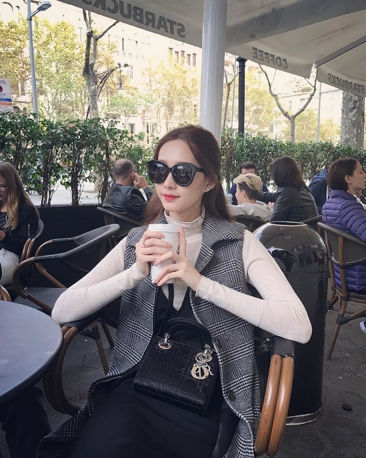 Trong tủ đồ của phu nhân hào môn còn có một mẫu Lady Dior khác phiên bản lấp lánh limited.