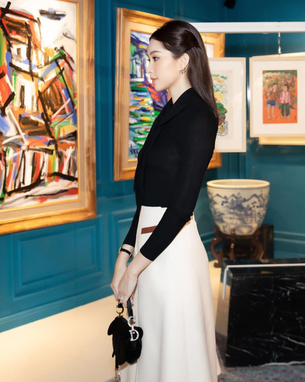 Thường chọn trang phục, túi xách hạn chế logo, Đặng Thu Thảo không phô trương hàng hiệu. Với mẫu túi Dior Saddle, Hoa hậu sắm phiên bản màu đen trơn. Điểm nhấn là phần logo Dior đính kết kim cương. 