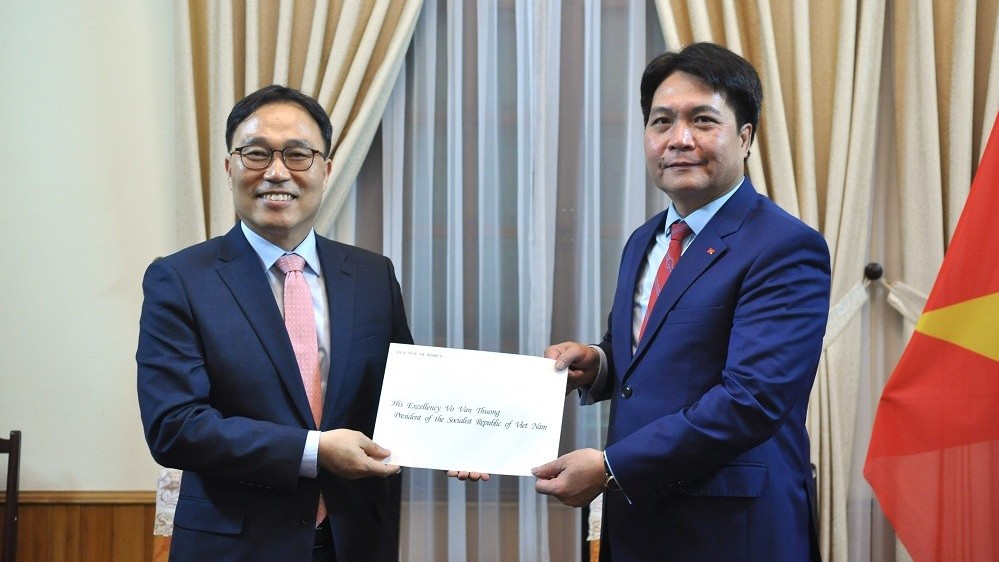 Tiếp nhận bản sao Ủy nhiệm thư bổ nhiệm Đại sứ Italy và Hàn Quốc tại Việt Nam