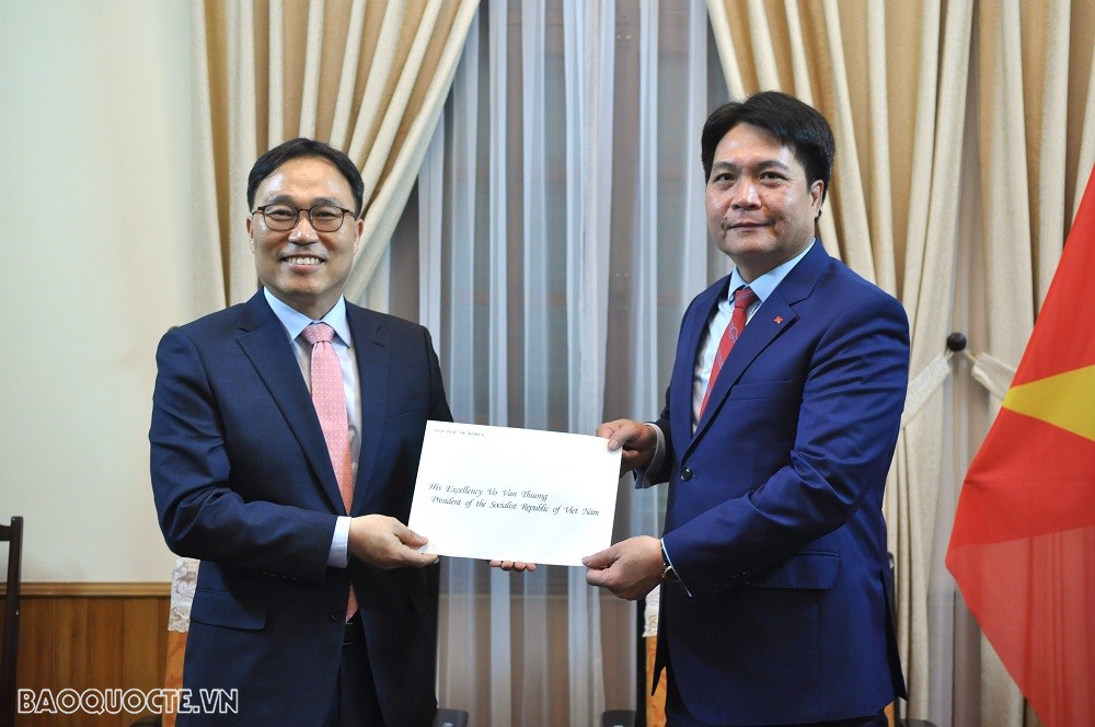 (08.11) Cục trưởng Cục Lễ tân Nhà nước, Đại sứ Nguyễn Việt Dũng (phải) tiếp nhận bản sao Ủy nhiệm thư, bổ nhiệm ông Choi Young Sam làm Đại sứ Hàn Quốc tại Việt Nam. (Ảnh: Minh Quân)