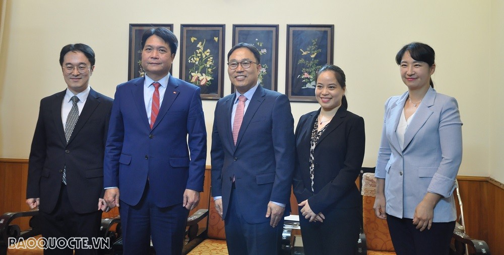 (08.11) Cục trưởng Cục Lễ tân Nhà nước, Đại sứ Nguyễn Việt Dũng chụp ảnh cùng Đại sứ Choi Young Sam và đoàn. (Ảnh: Minh Quân)