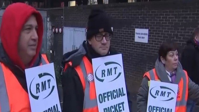 Công nhân đường sắt ở Anh tiếp tục lên kế hoạch đình công chỉ vì một lý do này