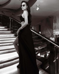 Sao Việt: Ca sĩ Hồ Ngọc Hà lạnh lùng, gợi cảm