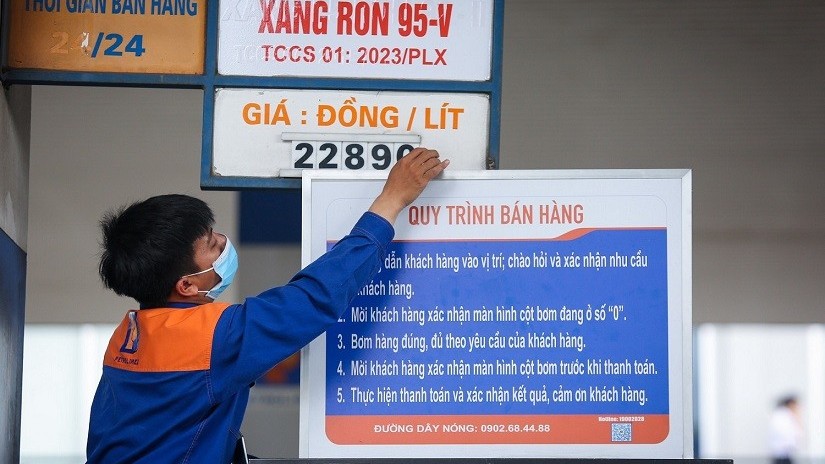 Giá xăng dầu hôm nay 12/8: Kéo dài đà leo dốc tuần thứ 7 liên tiếp; trong nước tiếp tục điều chỉnh tăng