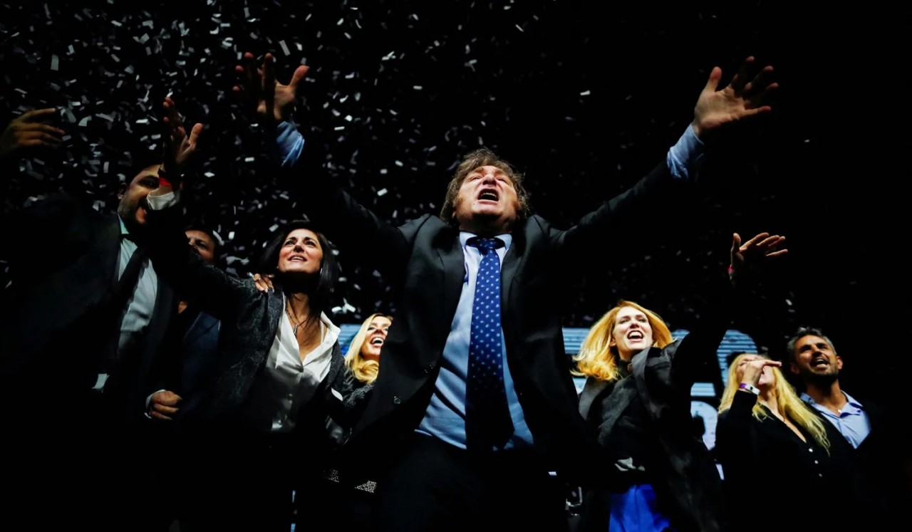 Ảnh ấn tượng (7-13/8): Ông Putin ca ngợi ‘đòn đánh uy lực’ của Nga, lệnh tăng sản xuất UAV; Ukraine khai hỏa lựu pháo Mỹ M109; đảo chính ở Niger