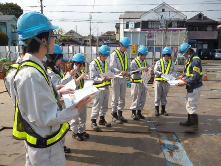Ngành xây dựng có nhu cầu nhân lực lớn do công trình phức tạp, đòi hỏi sự tỉ mỉ, khoa học và lành nghề. Công nghệ máy móc hiện đại hỗ trợ quy trình đơn giản hơn, phù hợp với sự chăm chỉ và sáng tạo của người Việt. Ngành xây dựng có nhu cầu nhân lực lớn do công trình phức tạp, đòi hỏi sự tỉ mỉ, khoa học và lành nghề. Công nghệ máy móc hiện đại hỗ trợ quy trình đơn giản hơn, phù hợp với sự chăm chỉ và sáng tạo của người Việt.