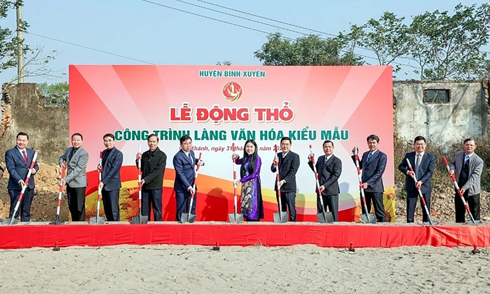 Huyện Bình Xuyên động thổ khởi công xây dựng công trình Làng văn hóa kiểu mẫu tổ dân phố Tam Quang, thị trấn Gia Khánh ngày 31/1. (Nguồn: Báo Xây dựng)