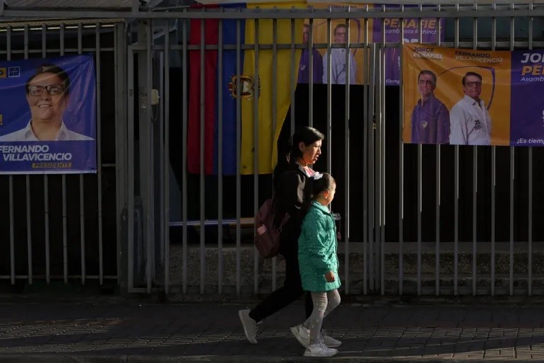 (08.15) Người dân đi ngang qua trường học tại Quito, nơi ứng viên Tổng thống Ecuador Fernando Villavicencio bị ám sát hôm 9/8 vừa qua. (Nguồn: AP) (08.15) Người dân đi ngang qua trường học tại Quito, nơi ứng viên Tổng thống Ecuador Fernando Villavicencio bị ám sát hôm 9/8 vừa qua. (Nguồn: AP)