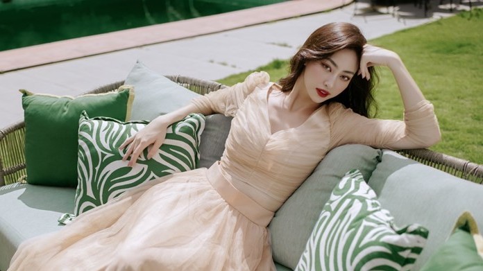 Hình ảnh Hoa hậu Lương Thùy Linh đằm thắm, sang trọng, trưởng thành đón tuổi mới