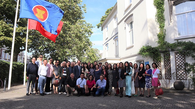 Các đại biểu chụp ảnh lưu niệm. Các đại biểu chụp ảnh lưu niệm.