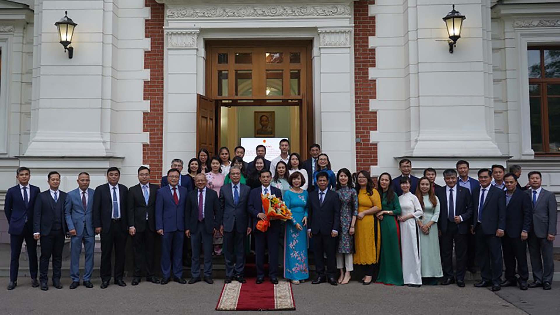 Đại tướng Phan Văn Giang thăm Đại sứ quán Việt Nam tại Liên bang Nga. (Nguồn: nhandan.vn) Đại tướng Phan Văn Giang thăm Đại sứ quán Việt Nam tại Liên bang Nga. (Nguồn: nhandan.vn)