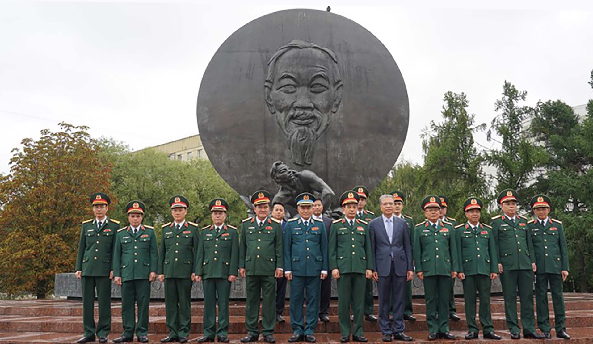 Đại tướng Phan Văn Giang cùng Đoàn đại biểu cấp cao Bộ Quốc phòng Việt Nam chụp ảnh lưu niệm tại tượng đài Chủ tịch Hồ Chí Minh ở Moscow. (Nguồn: nhandan.vn) Đại tướng Phan Văn Giang cùng Đoàn đại biểu cấp cao Bộ Quốc phòng Việt Nam chụp ảnh lưu niệm tại tượng đài Chủ tịch Hồ Chí Minh ở Moscow. (Nguồn: nhandan.vn)