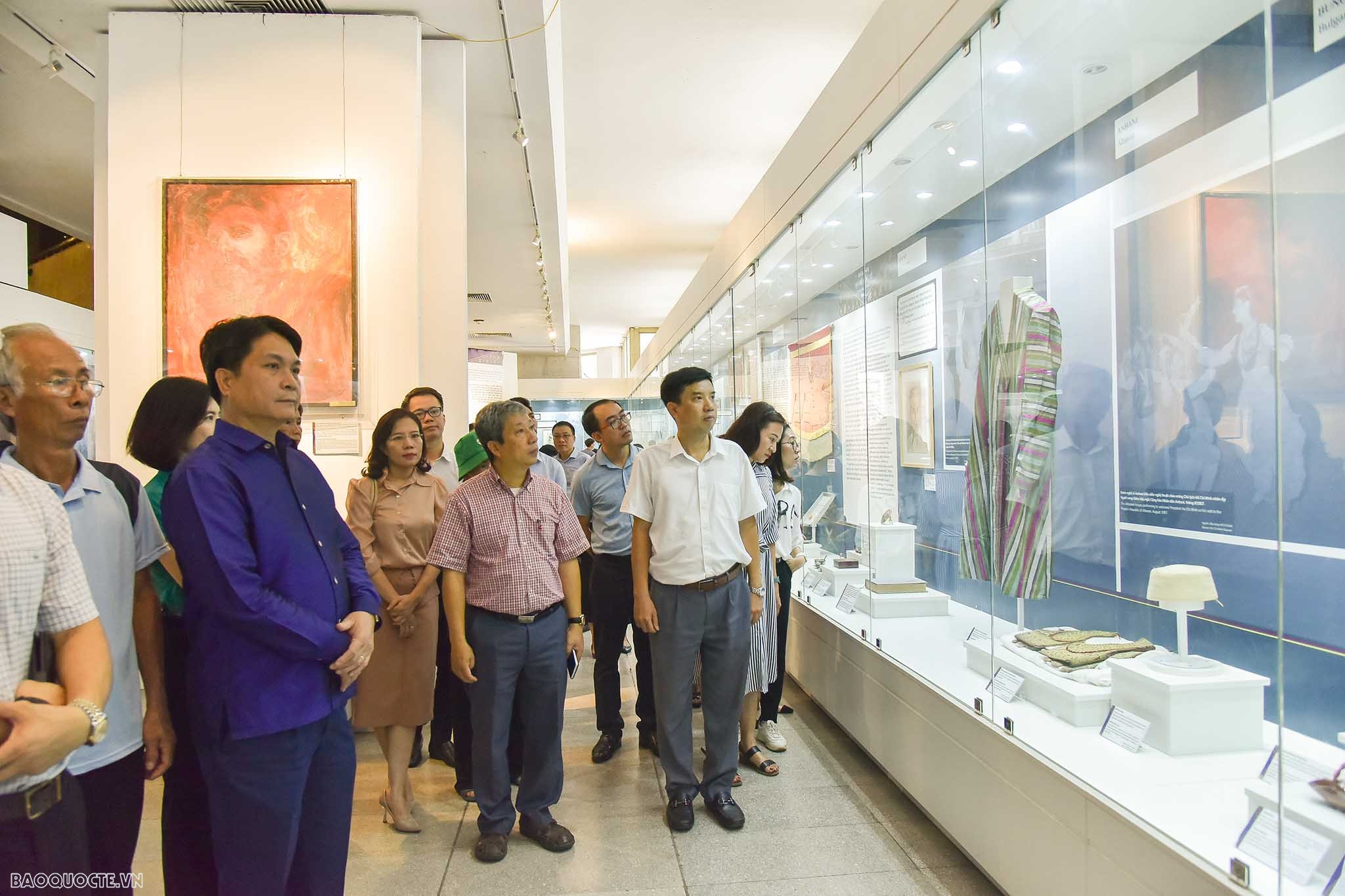 Sinh hoạt chi bộ chuyên đề về câu chuyện sau mỗi tặng phẩm bạn bè quốc tế tặng Chủ tịch Hồ Chí Minh