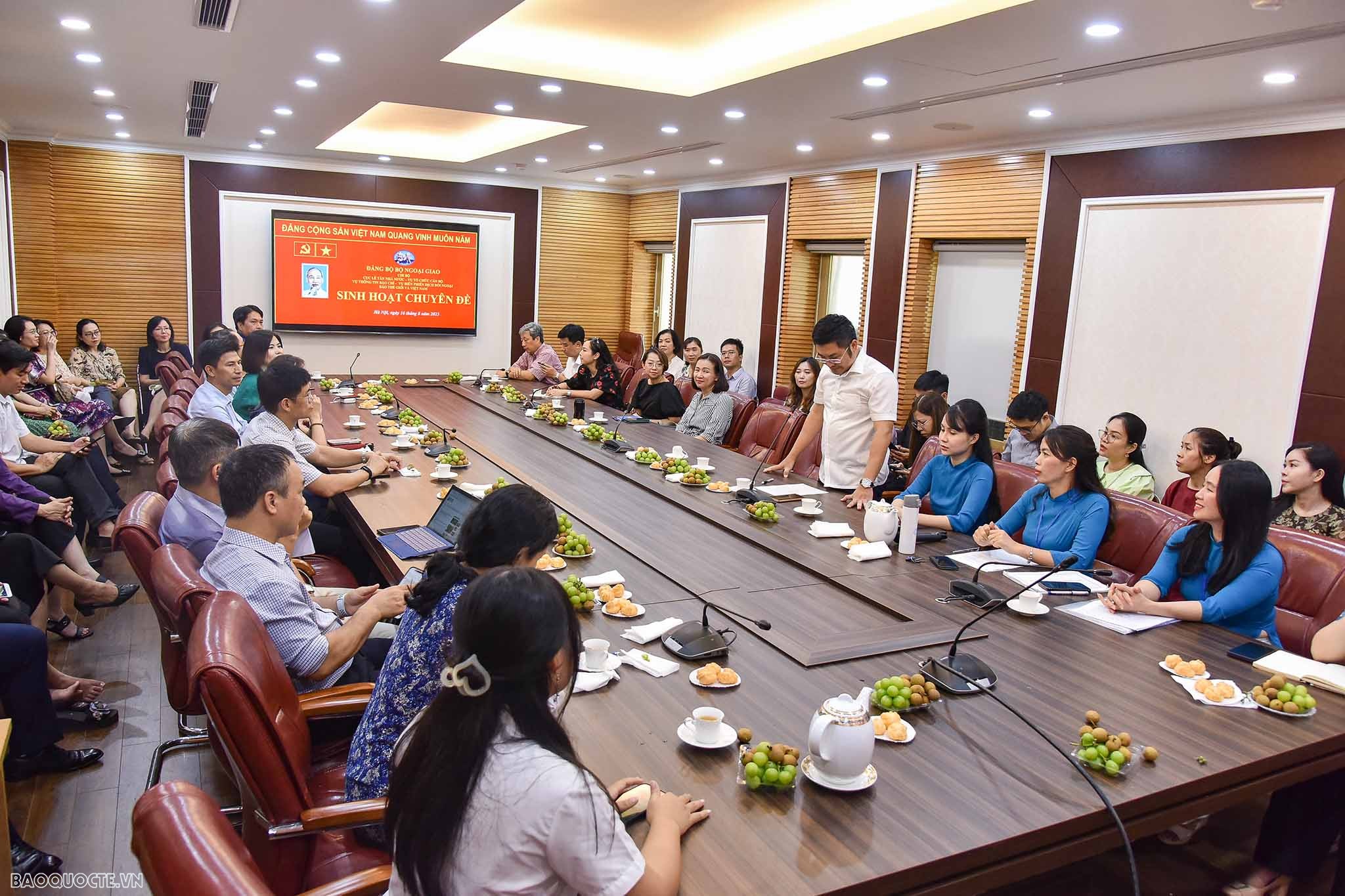 Sinh hoạt chi bộ chuyên đề về câu chuyện sau mỗi tặng phẩm bạn bè quốc tế tặng Chủ tịch Hồ Chí Minh