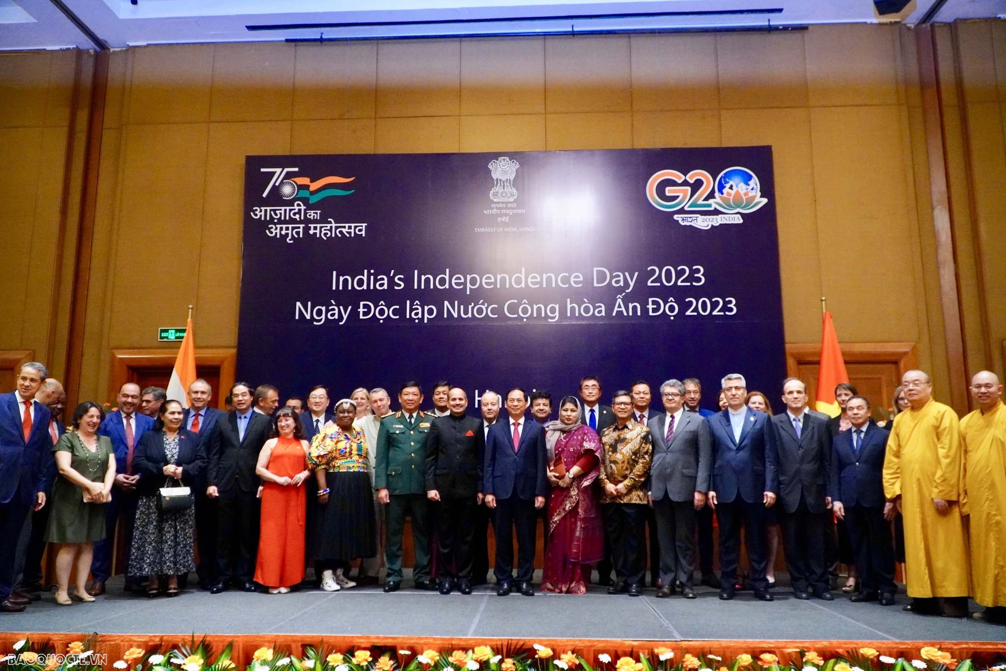 Các đại biểu chụp ảnh lưu niệm tại buổi lễ kỷ niệm. 