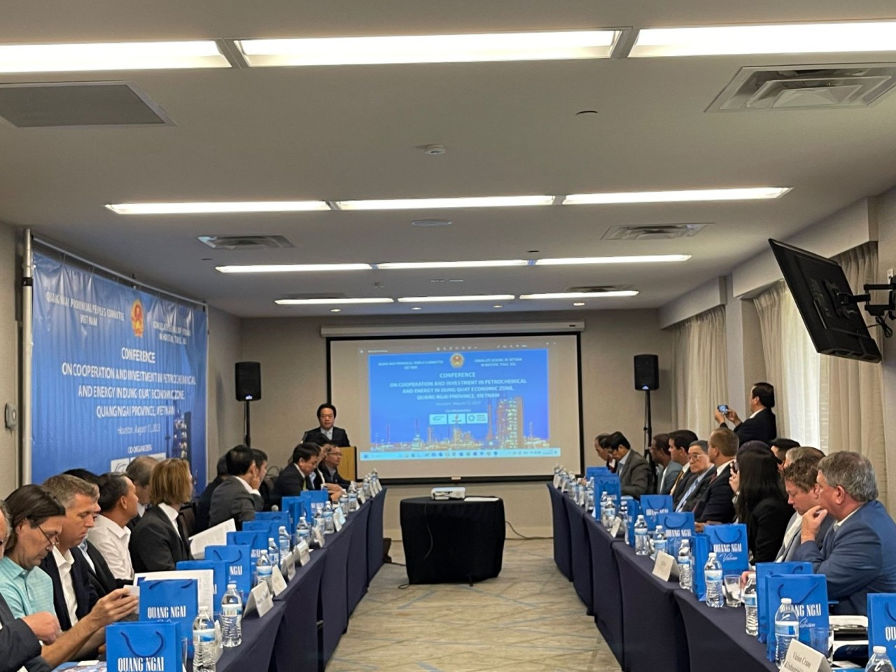 Hội nghị hợp tác và đầu tư lĩnh vực lọc hóa dầu, hóa chất và năng lượng vào Khu kinh tế Dung Quất tại Houston