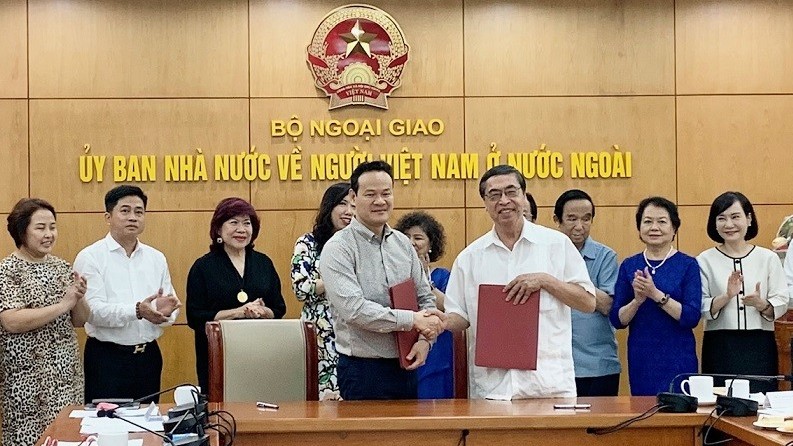 Triển khai chương trình phối hợp công tác về người Việt Nam ở nước ngoài