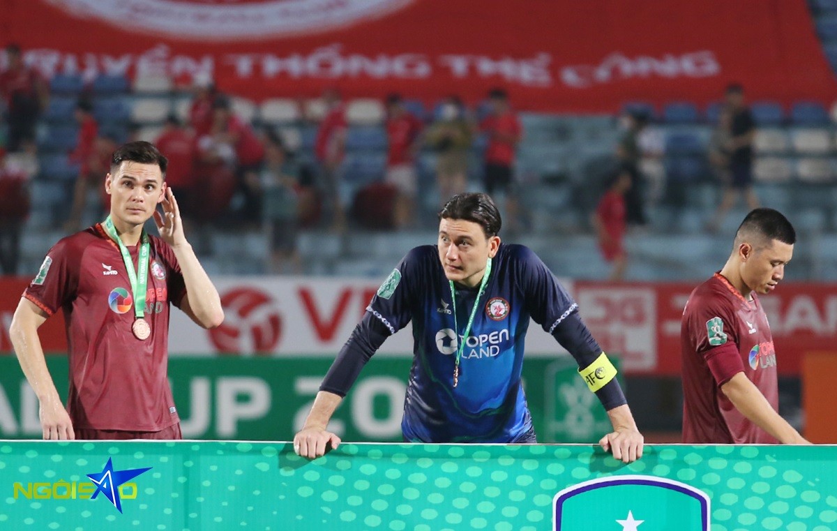 Văn Lâm buồn bã, đứng bám vào thành bục trao giải khi lên nhận Huy chương đồng.