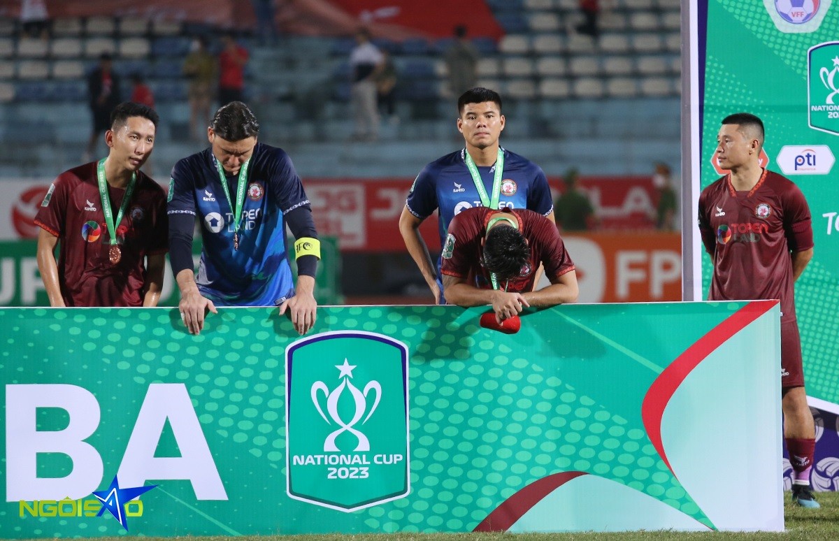 Thủ thành Việt kiều cùng các đồng đội không khỏi tiếc nuối khi để thủng lưới trong thời gian bù giờ. 