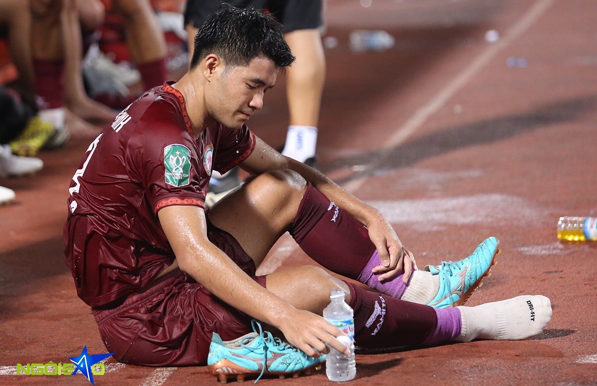 Hình ảnh thủ môn Văn Lâm và CLB Bình Định nhận Huy chương đồng Cúp quốc gia 2023