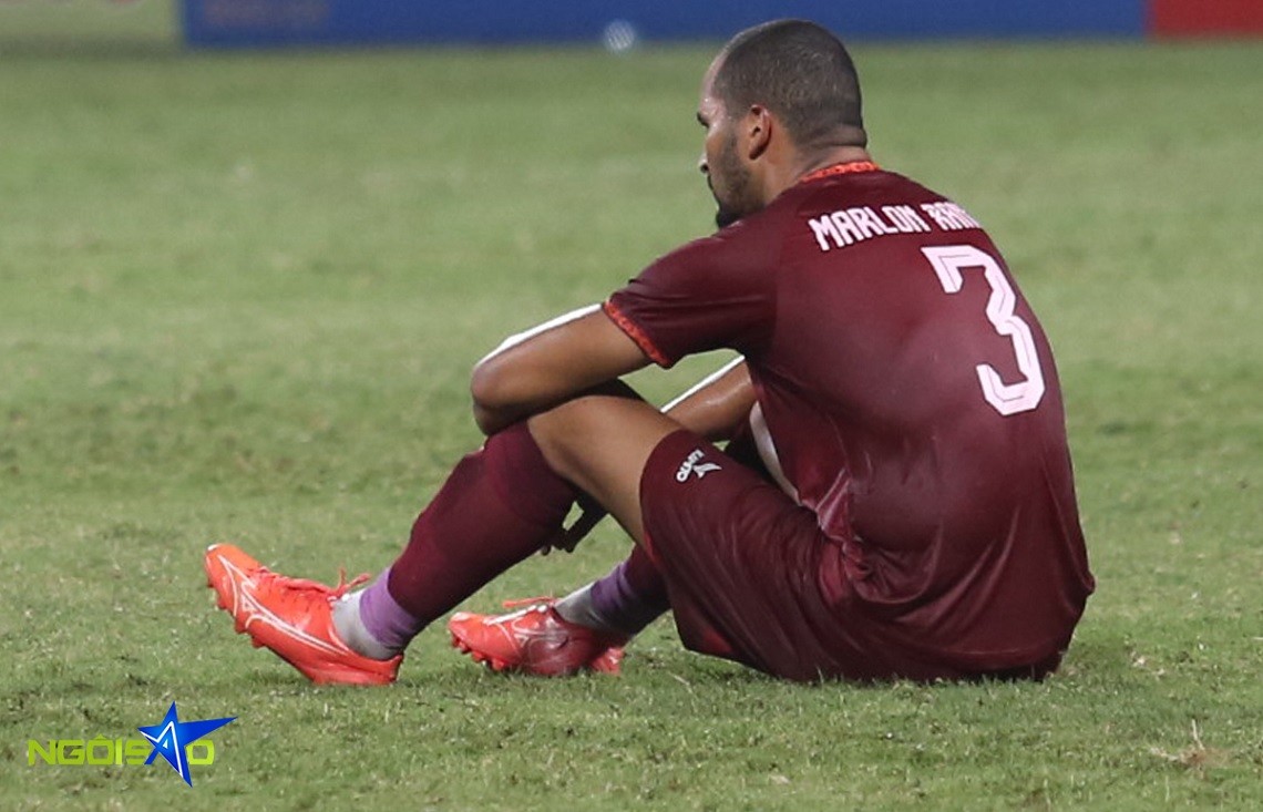 Hình ảnh thủ môn Văn Lâm và CLB Bình Định nhận Huy chương đồng Cúp quốc gia 2023