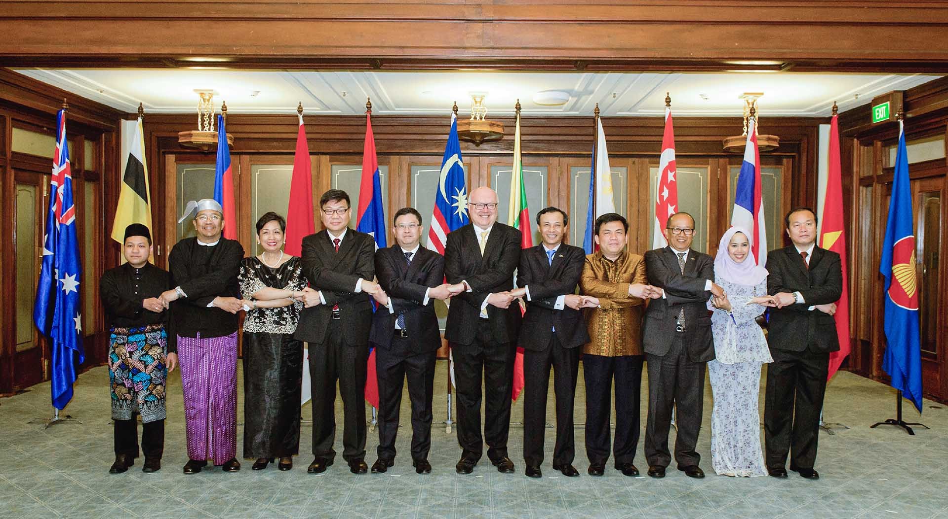 Đại sứ Lương Thanh Nghị cùng Đại sứ các nước ASEAN và Tổng chưởng lý Australia tại lễ kỷ niệm Ngày ASEAN  tại Canberra. (Nguồn: NVCC)