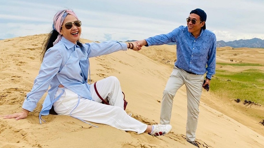 NSƯT Đỗ Kỷ đăng những bức ảnh đời thường kỷ niệm ngày NSND Lan Hương đón tuổi mới