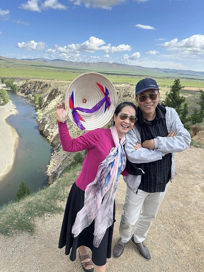 Trên trang cá nhân, NSƯT Đỗ Kỷ mừng sinh nhật vợ, NSND Lan Hương bằng loạt ảnh. Nam nghệ sĩ viết: NSƯT Đỗ Kỷ đăng những bức ảnh đời thường kỷ niệm ngày NSND Lan Hương đón tuổi mới