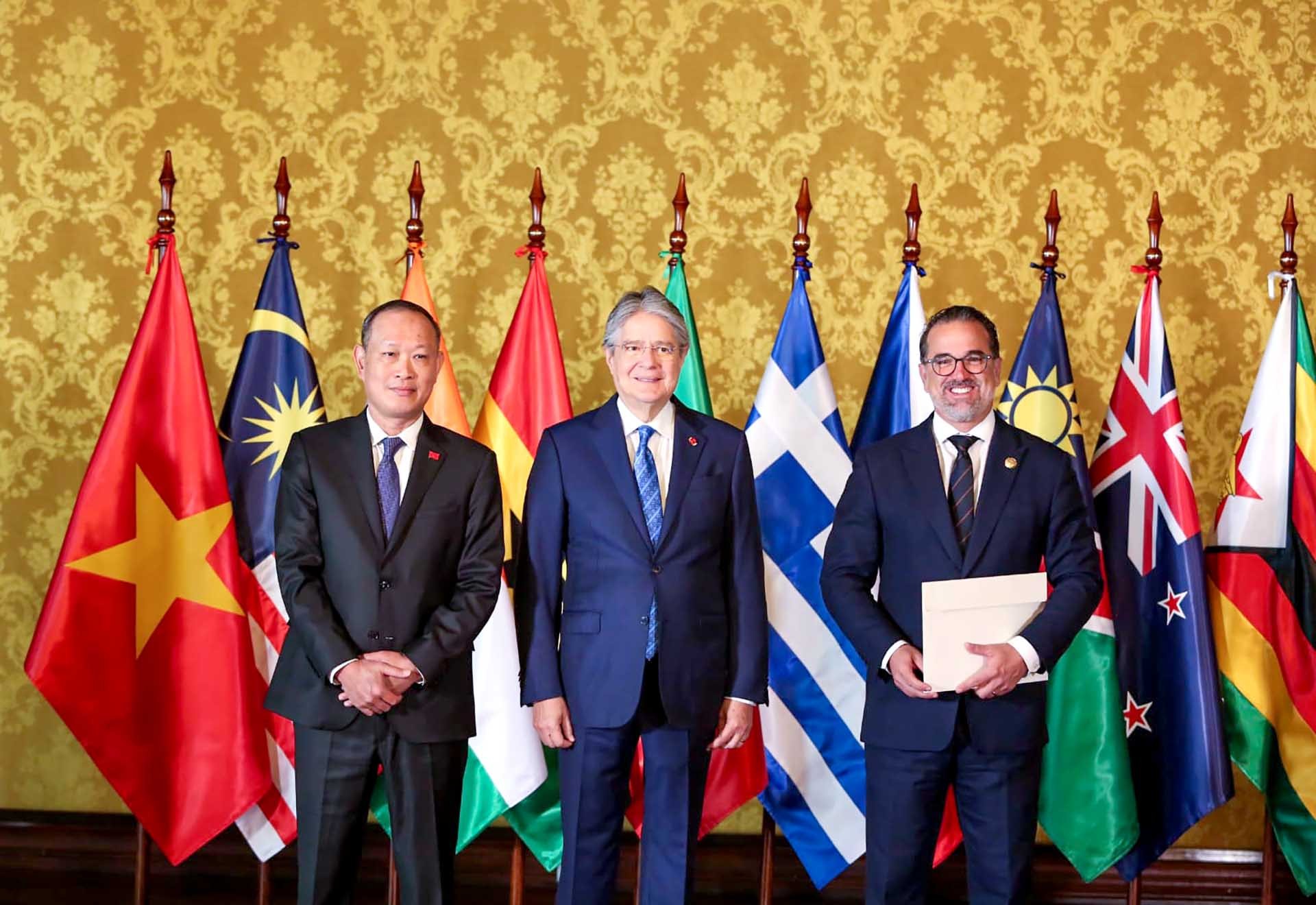 Đại sứ Phạm Trường Giang trình Thư ủy nhiệm lên Tổng thống Cộng hòa Ecuador