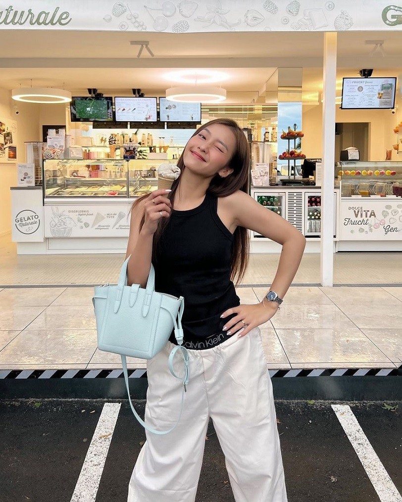 Khả Ngân chọn trang phục màu trắng-đen dạo phố.