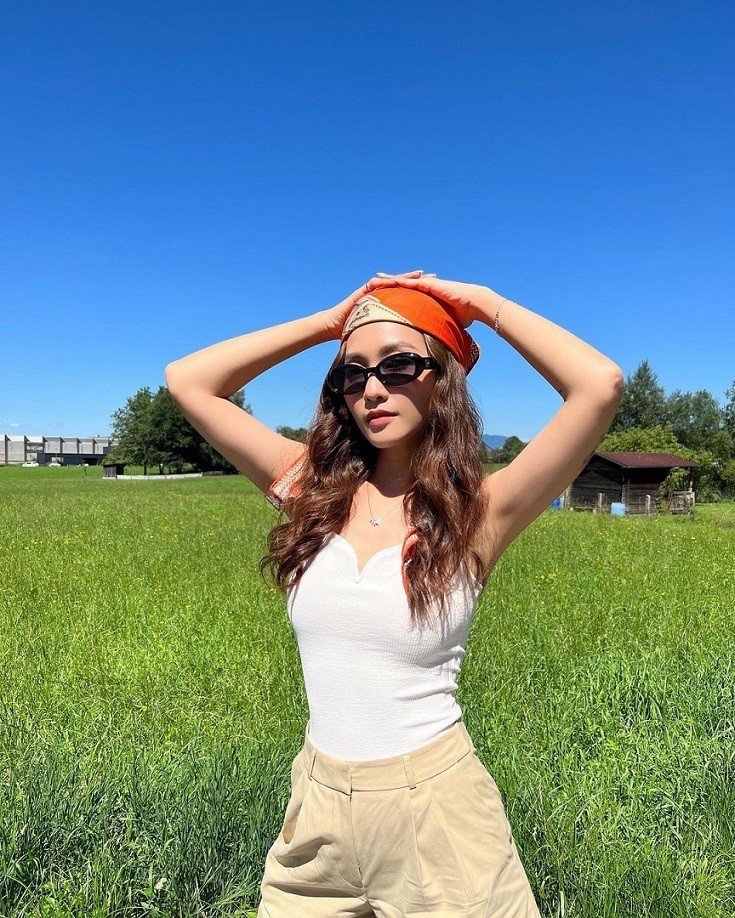 Xuyên suốt chuyến du lịch, Khả Ngân chưng diện nhiều trang phục gợi cảm. Áo quây giúp cô tôn vóc dáng mảnh dẻ, vòng eo thon gọn. 