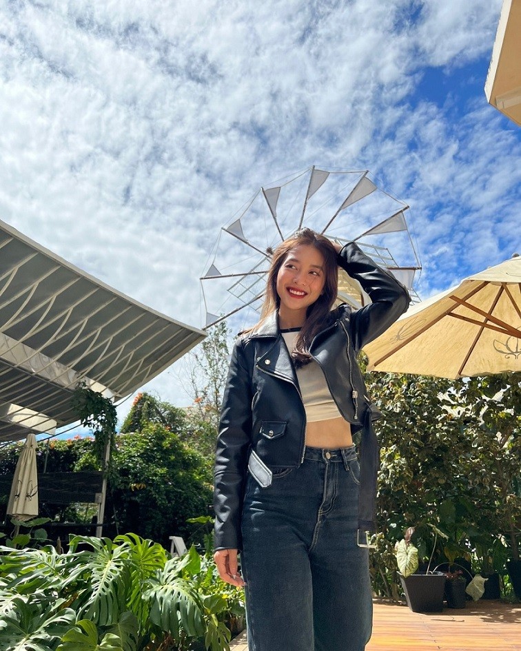 Du lịch, dạo chơi châu Âu, diễn viên Khả Ngân chọn trang phục hiện đại, năng động