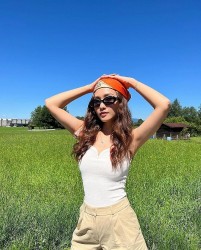 Du lịch, dạo chơi châu Âu, diễn viên Khả Ngân chọn trang phục hiện đại, năng động