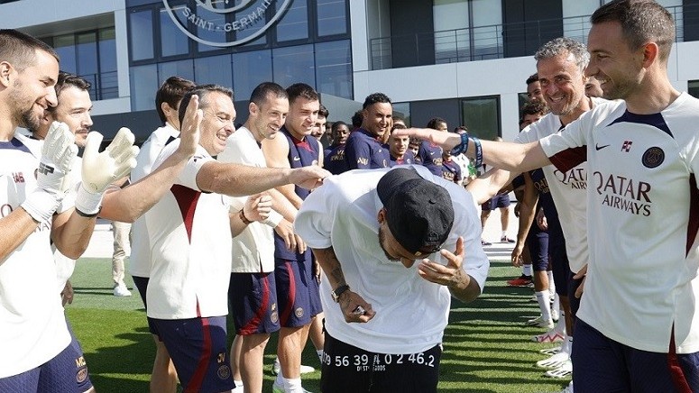 PSG đăng ảnh Neymar chào tạm biệt đồng đội, HLV Luis Enrique và đội trưởng Kylian Mbappe