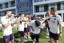 PSG đăng ảnh Neymar chào tạm biệt đồng đội, HLV Luis Enrique và đội trưởng Kylian Mbappe