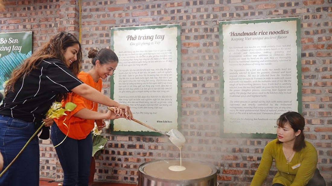 Diễn viên 'Cô dâu 8 tuổi' của Ấn Độ trải nghiệm tráng bánh phở tại Hà Nội