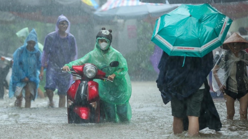 Mưa lớn, nhiều tuyến đường ở Hà Nội 'phố biến thành sông'