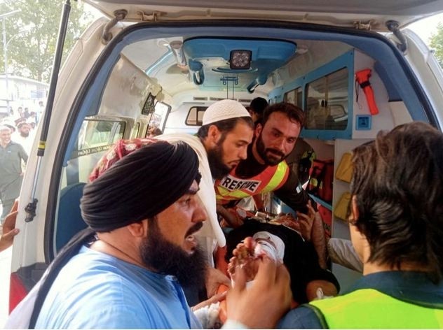 Các chiến dịch truy quét được thực hiện ở nhiều quận, huyện khác nhau trên toàn tỉnh Punjab. 	Theo tuyên bố của CTD, trong số các đối tượng bị bắt có 3 chỉ huy khét tiếng của tổ chức khủng bố Nhà nước Hồi giáo (IS) tự xưng.	CTD cho biết những đối tượng bị bắt giữ đang lập kế hoạch tiến hành các hoạt động khủng bố ở Punjab. Tuyên bố có đoạn: “CTD đã nỗ lực hướng đến mục tiêu xây dựng tỉnh Punjab trở nên an toàn hơn và các cơ quan chức năng quyết tâm nhổ tận gốc mầm mống của chủ nghĩa khủng bố”. 	CTD cũng thu giữ một kho cất trữ vũ khí, bao gồm các thiết bị nổ tự chế, kíp nổ và chất nổ trong các chiến dịch truy quét kể trên. Trong khi đó, ngày 20/8, Thủ tướng tạm quyền Anwaar-ul-Haq Kakar cho biết 11 người lao động đã bị sát hại trong một cuộc tấn công của lực lượng phiến quân ở khu vực Tây Bắc Pakistan. 	Giới chức an ninh và cảnh sát của tỉnh miền Bắc Khyber Pakhtunkwa thông báo một vật thể bị tình nghi là thiết bị nổ tự chế đã phát nổ, làm hư hỏng chiếc xe tải đang chở các công nhân tới một dự án xây dựng ở Waziristan, gần biên giới bới Afghanistan. 	Ông Rehan Khattak, quan chức huyện North Waziristan, xác nhận: “Họ đang làm việc tại công trình xây dựng đồn quân sự… một thiết bị nổ tự chế đã phát nổ dưới gầm chiếc xe chở những người lao động”. 	Hiện chưa có nhóm nào thừa nhận gây ra vụ tấn công trên.   	Pakistan đã chứng kiến tình trạng tấn công bạo lực bùng phát từ các lực lượng phiến quân Hồi giáo kể từ năm 2022, khi thỏa thuận ngừng bắn giữa chính phủ nước này và nhánh Taliban tại Pakistan (TPP) sụp đổ. 	Những nhóm phiến quân khác, bao gồm cả tổ chức khủng bố Nhà nước Hồi giáo (IS) tự xưng, cũng thừa nhận thực hiện một số hành động tấn công, trong đó có vụ nổ lớn tại cuộc tuần hành chính trị ở tỉnh Khyber Pakhtunkhwa khiến 45 người thiệt mạng.  