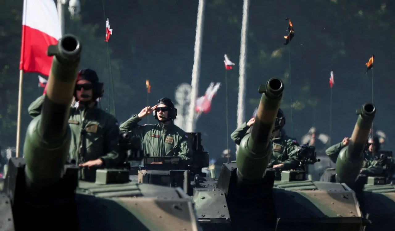 Binh sĩ Ba Lan tham gia cuộc diễu binh vào Ngày Lực lượng vũ trang (15/8), kỷ niệm chiến thắng trong Trận Warsaw năm 1920, tại thủ đô Warsaw. Theo DW (Đức), sự kiện nhằm phô trương các hệ thống vũ khí tối tân của Ba Lan, trong bối cảnh nước này tìm cách t