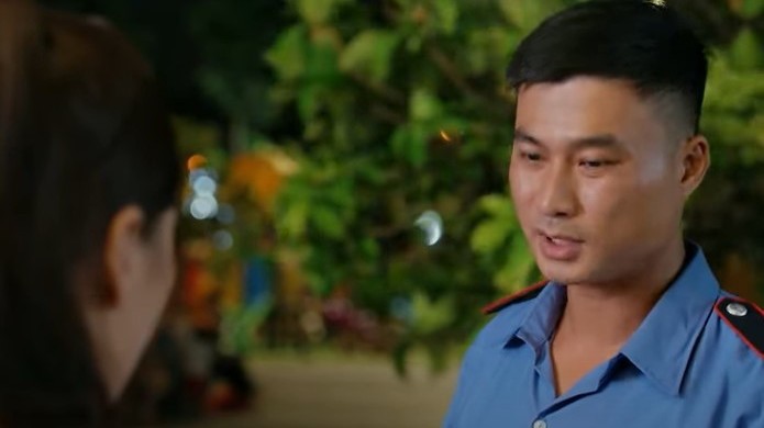 Làng trong phố tập 17: Hoài ghen 'nổ đom đóm mắt' vì chồng thân thiết với Nhung 'trà xanh'