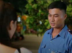 Làng trong phố tập 17: Hoài ghen 'nổ đom đóm mắt' vì chồng thân thiết với Nhung 'trà xanh'