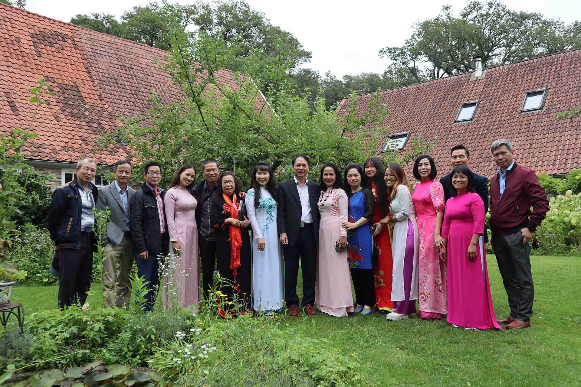 Các đại biểu chụp ảnh lưu niệm. Các đại biểu chụp ảnh lưu niệm.