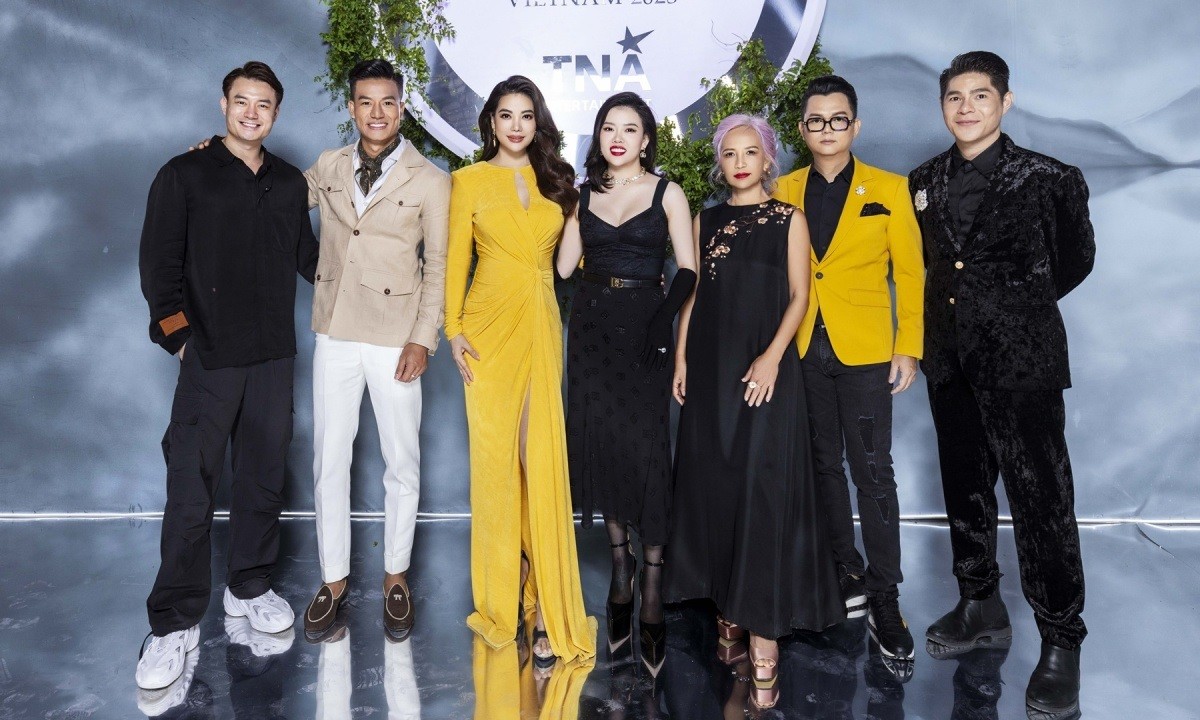 Trương Ngọc Ánh đảm nhận vai trò Chủ tịch quốc gia kiêm thành viên ban giám khảo Miss Earth Vietnam 2023. Là bạn thân, đạo diễn Long Kan (thứ hai từ phải qua) đồng hành với cô trong vai trò giám khảo. Bạn trai cô, diễn viên Anh Dũng (ngoài cùng bên trái), là đạo diễn show thực tế đồng hành cuộc thi. 