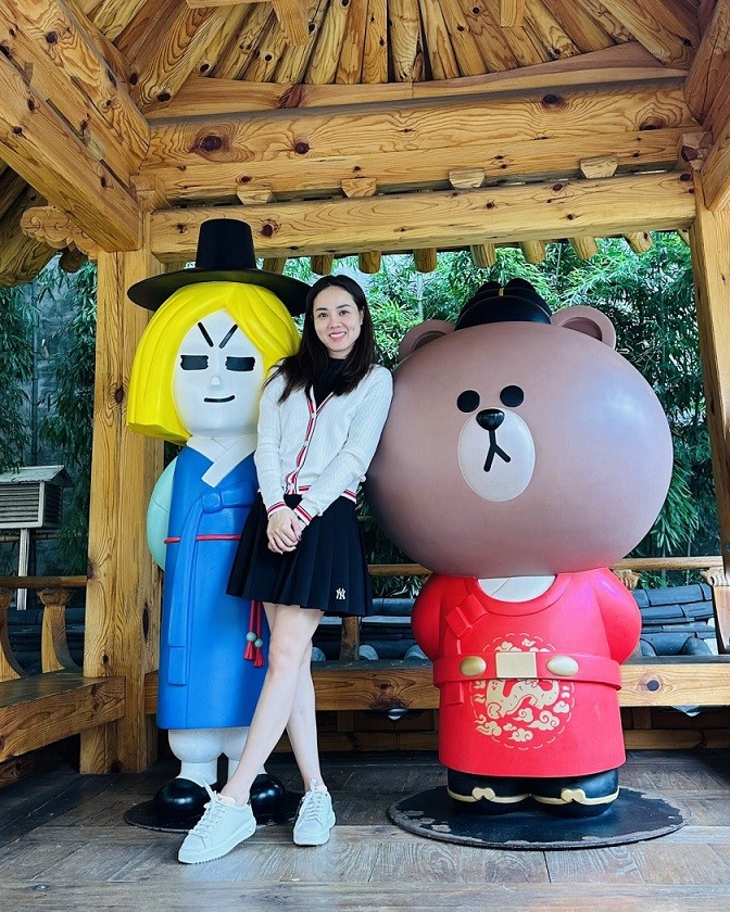 Người đẹp sinh năm 1988 kết hợp chân váy MLB cùng cardigan trong ngày Hàn Quốc se lạnh. Ngọc Hà cho biết cô thường săn đồ giảm giá của thương hiệu này nên tậu được nhiều mẫu chân váy giá khoảng 3 triệu đồng. Trang phục năng động, trẻ trung được vợ Công Lý mix cùng sneakers hàng hiệu. 